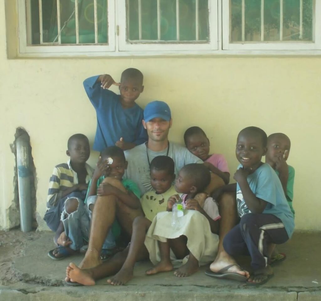Óscar Rivas - RIVASTEA - En voluntariado internacional en Maputo, trabajando con menores en situación de vulnerabilidad.